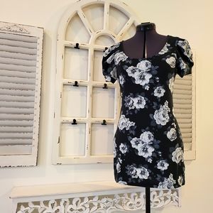 Black & White Rose print Key hole back jersey knit dress sized Small